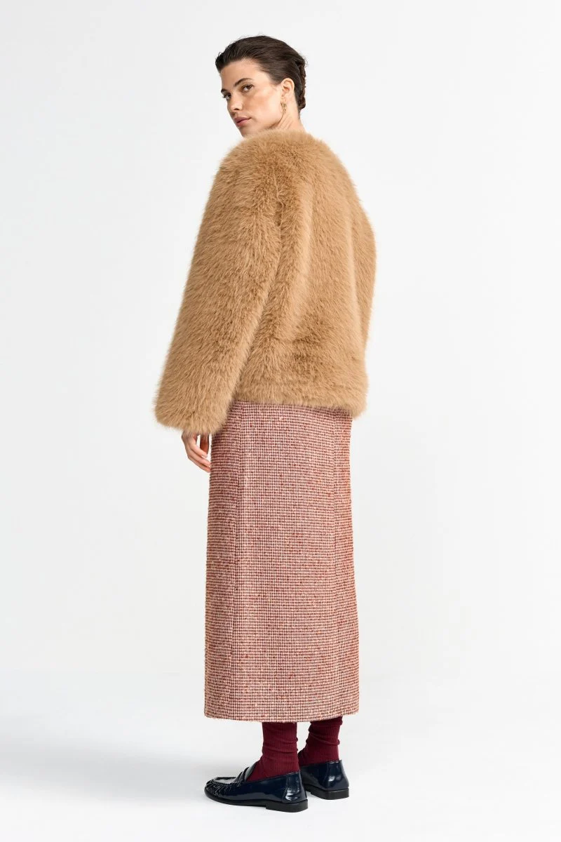 Kurze Felljacke mit Knöpfen - Image 4
