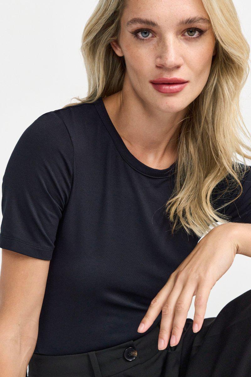 Langes Kurzarmshirt im Bodycon-Fit - Image 6