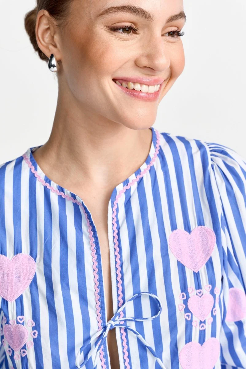 Gestreifte Bluse mit Herzstickereien - Image 2